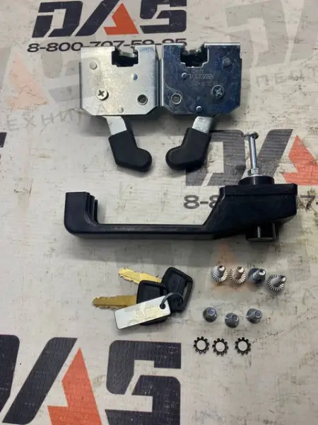 Ручка двери кабины в комплекте (комплект левой двери) LG876 оригинал