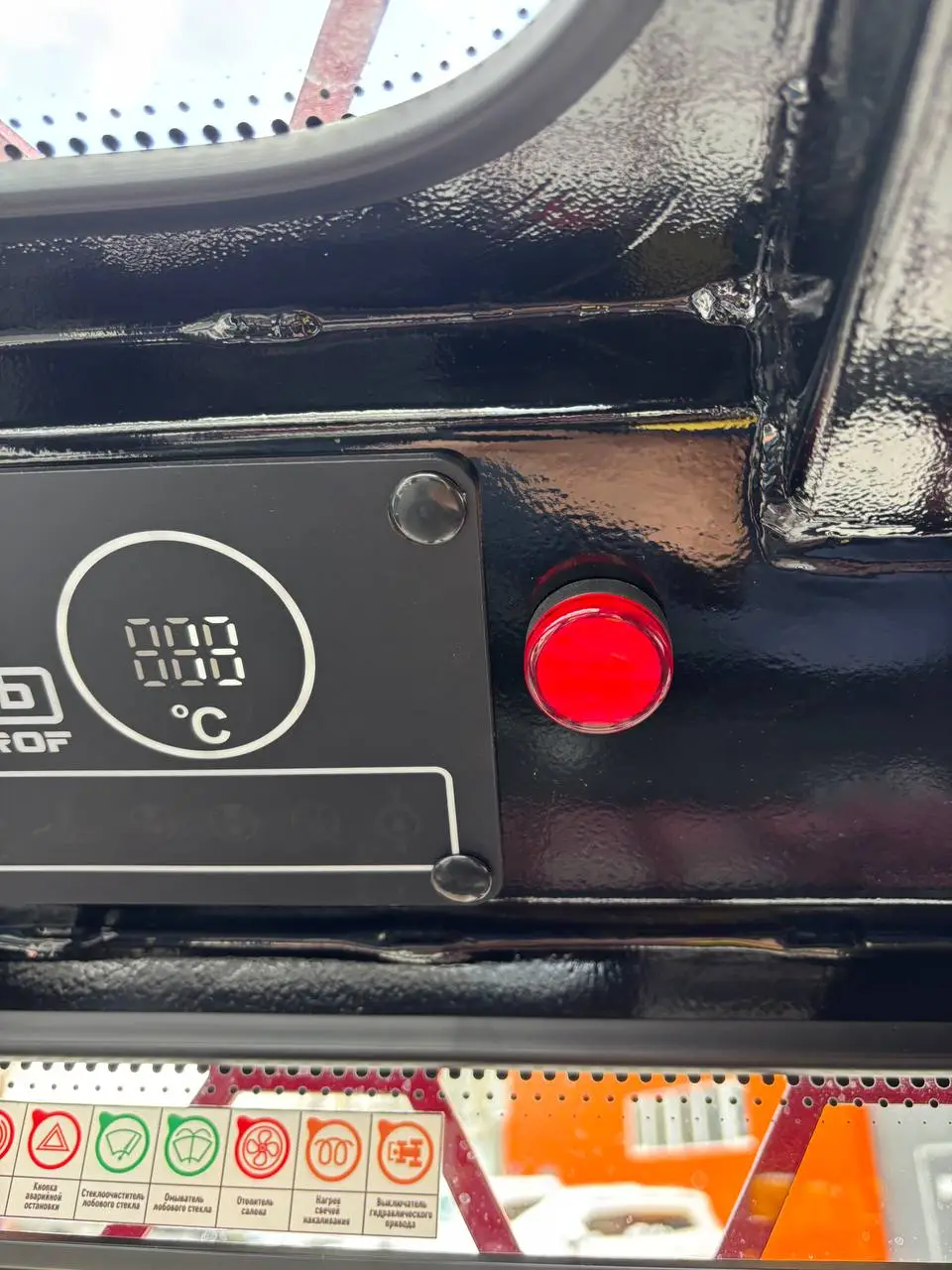 На склад поступили новые универсальные мини-погрузчики российского производства, модель ПМ-1000 