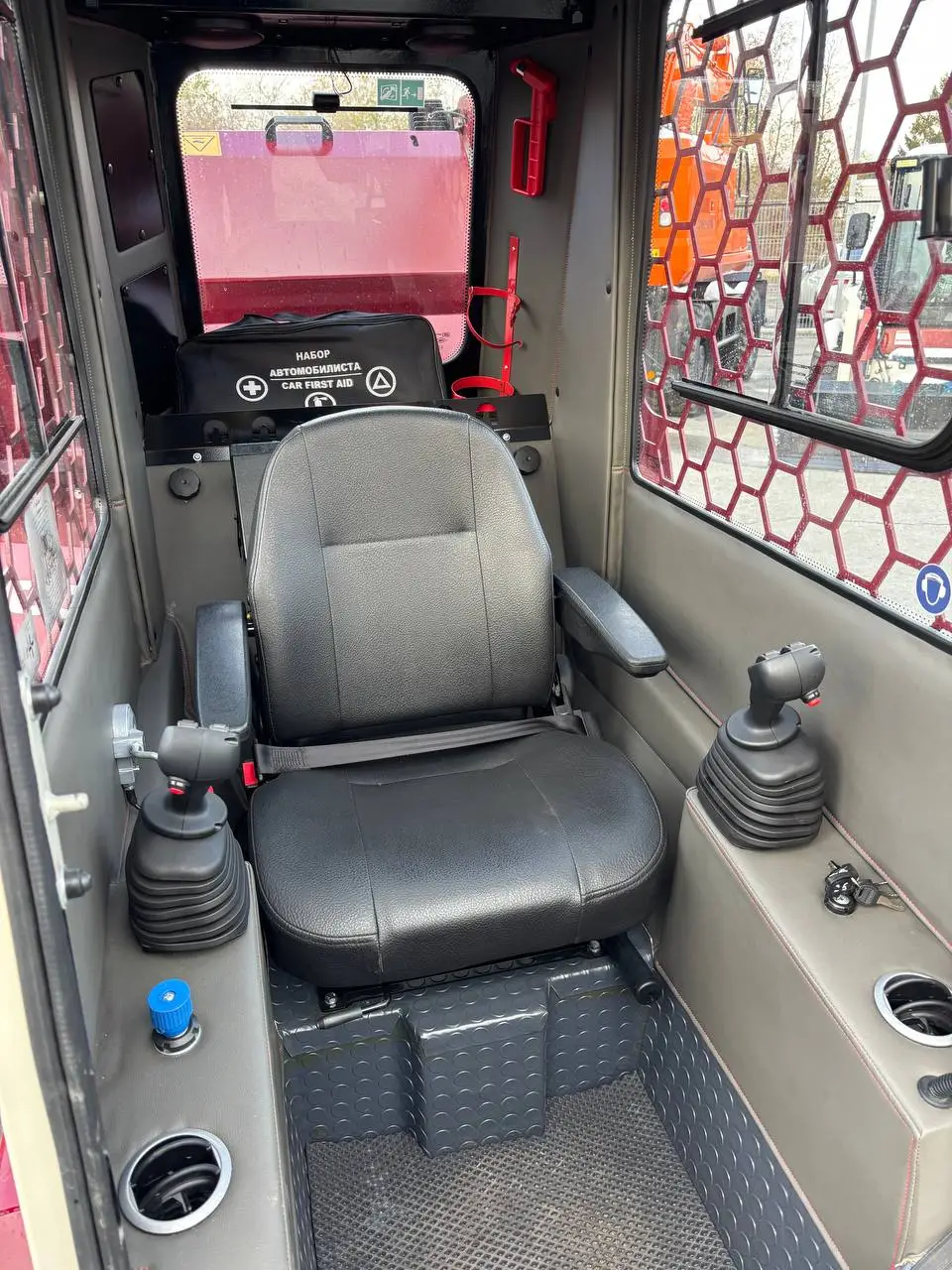 На склад поступили новые универсальные мини-погрузчики российского производства, модель ПМ-1000 